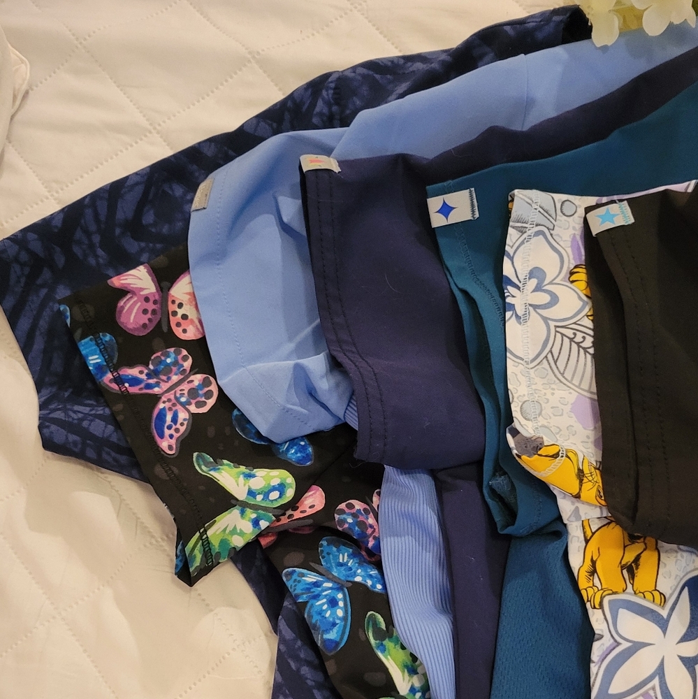 NWOT 7 PAIR OF SCRUBS SZ M AND L
